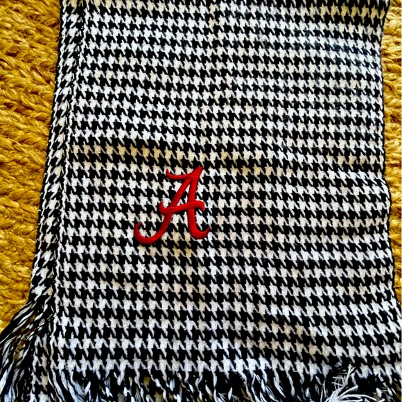 ALABAMA CRIMSON TIDE HOUNDSTOOTH DESIGN Scarf - one size fits all. - Picture 1 of 2